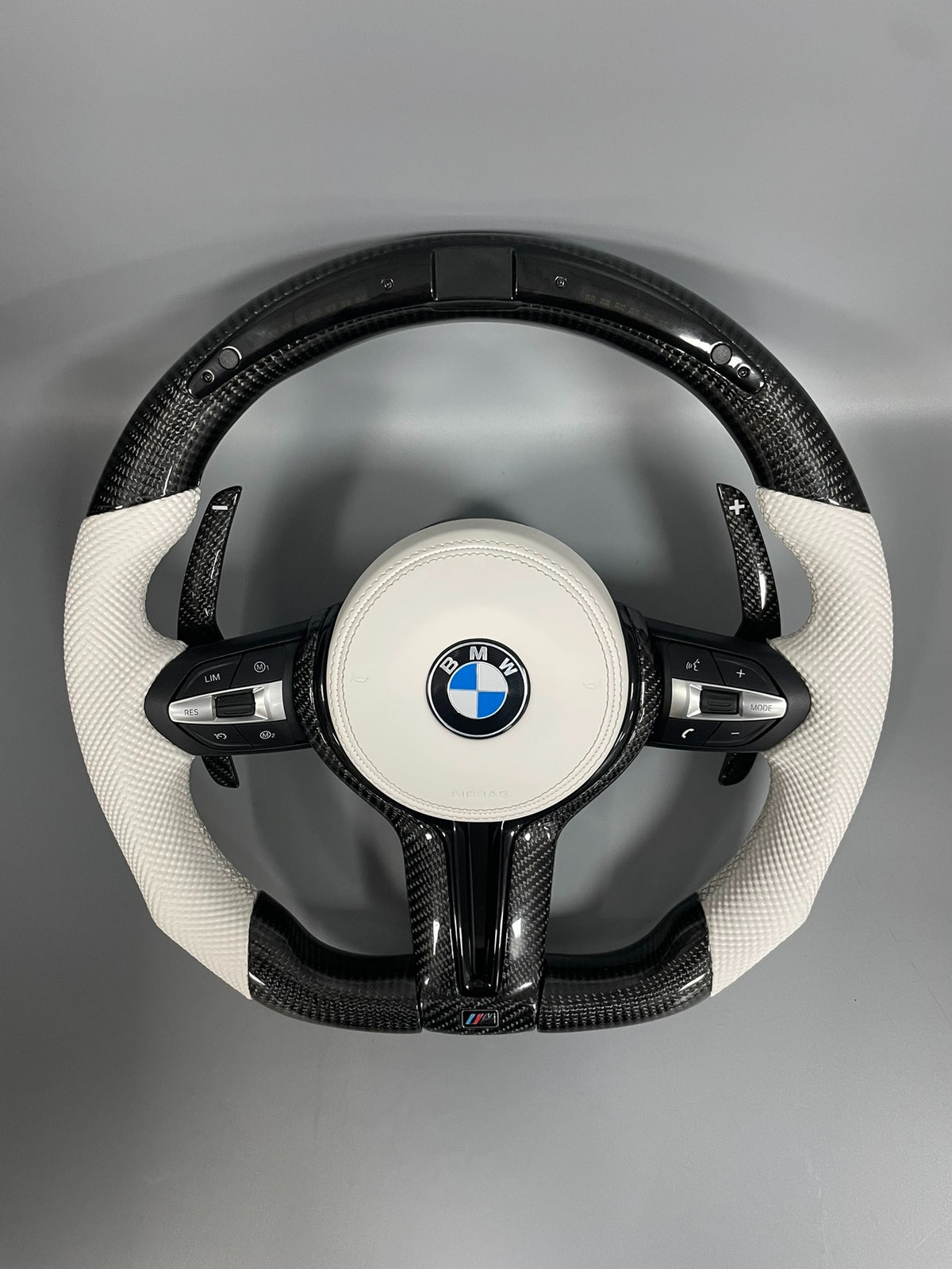 Volante BMW M Deportivo en Fibra de Carbono y Cuero Blanco Perforado | Display LED, Levas de Carbono, Botones M1/M2, Multifunción y Airbag