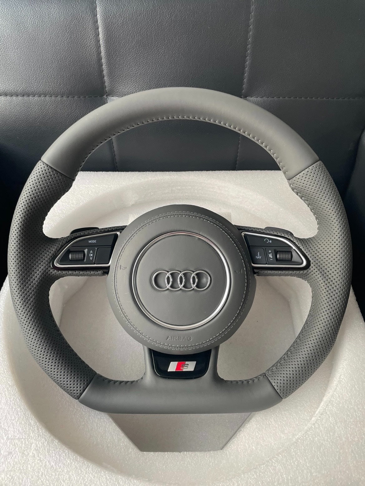 Volante Audi S Line Deportivo en Cuero Gris y Cuero Perforado | Fondo Plano, Levas, Multifunción y Airbag