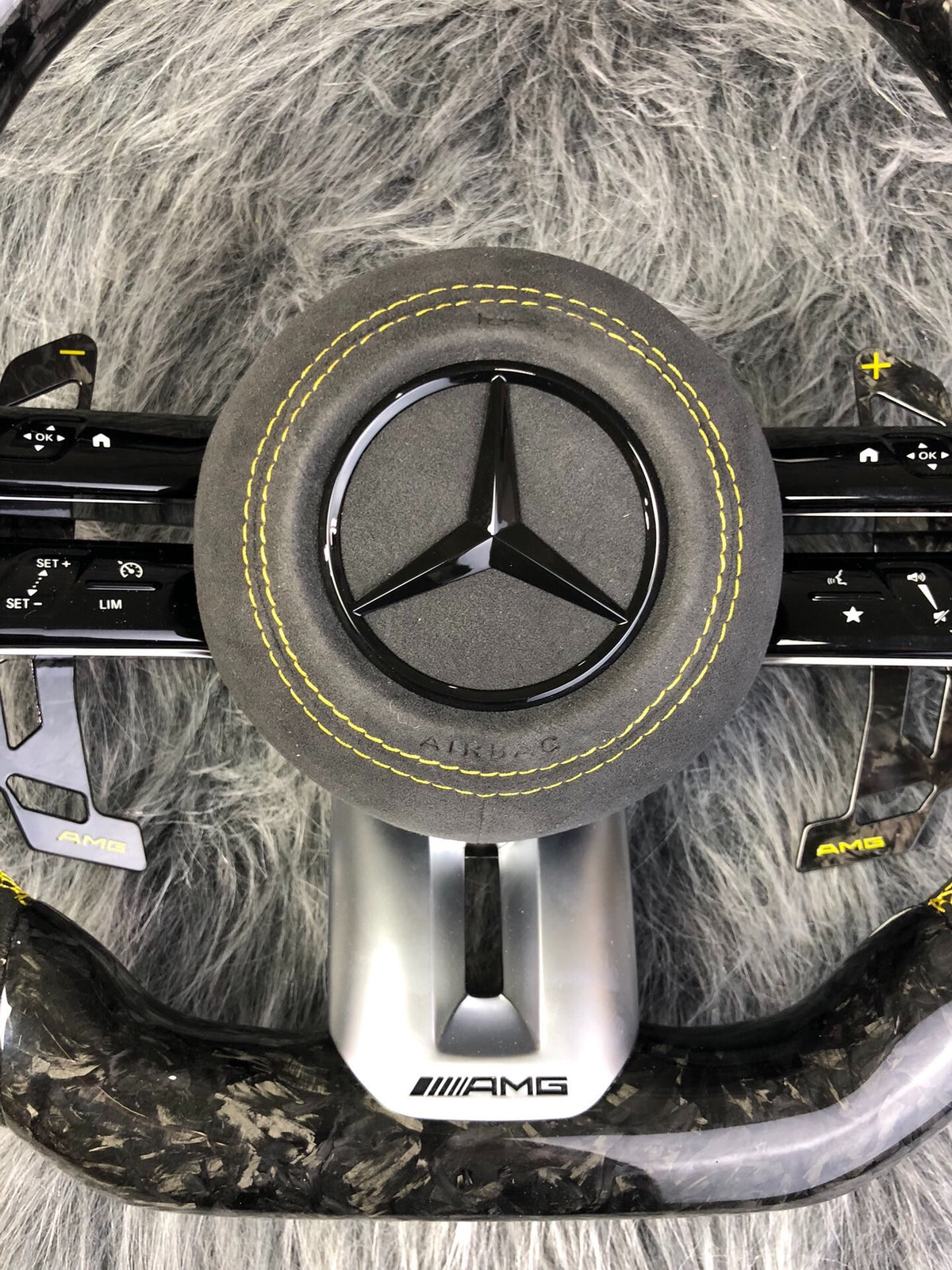 Volante Mercedes-AMG Performance en Carbono Forjado y Alcántara | Levas, Multifunción, Airbag y Detalles Amarillos