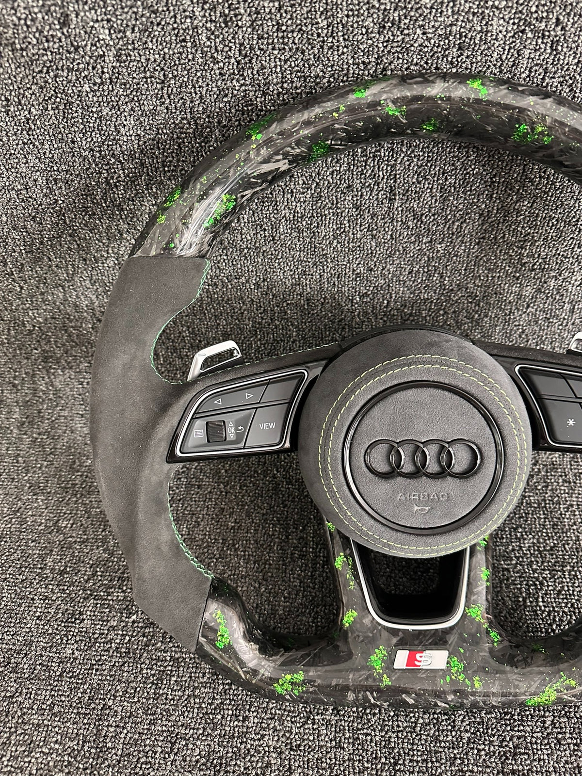 Volante Audi S deportivo en fibra de carbono forjada con detalles verdes, Alcántara y airbag incluido
