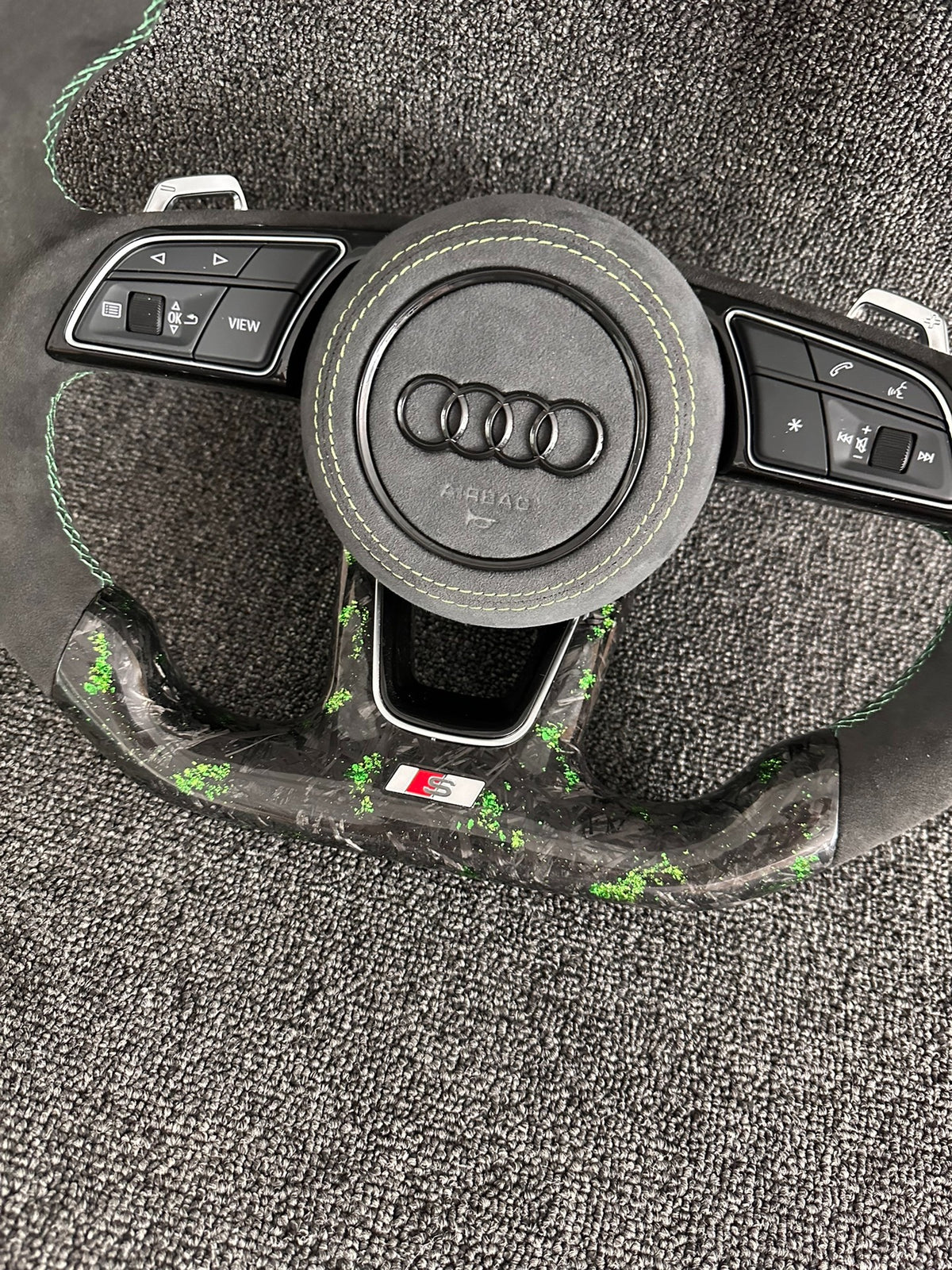 Volante Audi S deportivo en fibra de carbono forjada con detalles verdes, Alcántara y airbag incluido