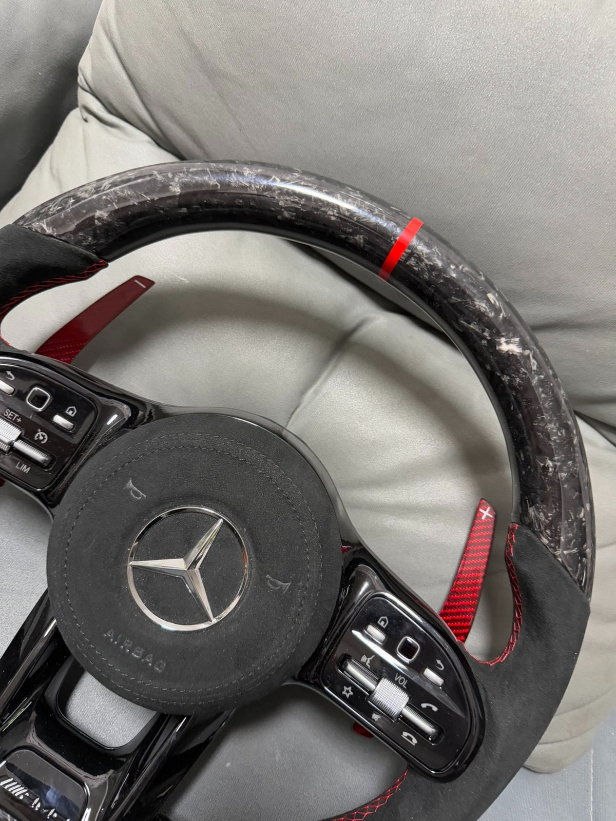 Volante Mercedes-AMG Performance de Fibra de Carbono, Alcántara Negra y Detalles Rojos con Airbag