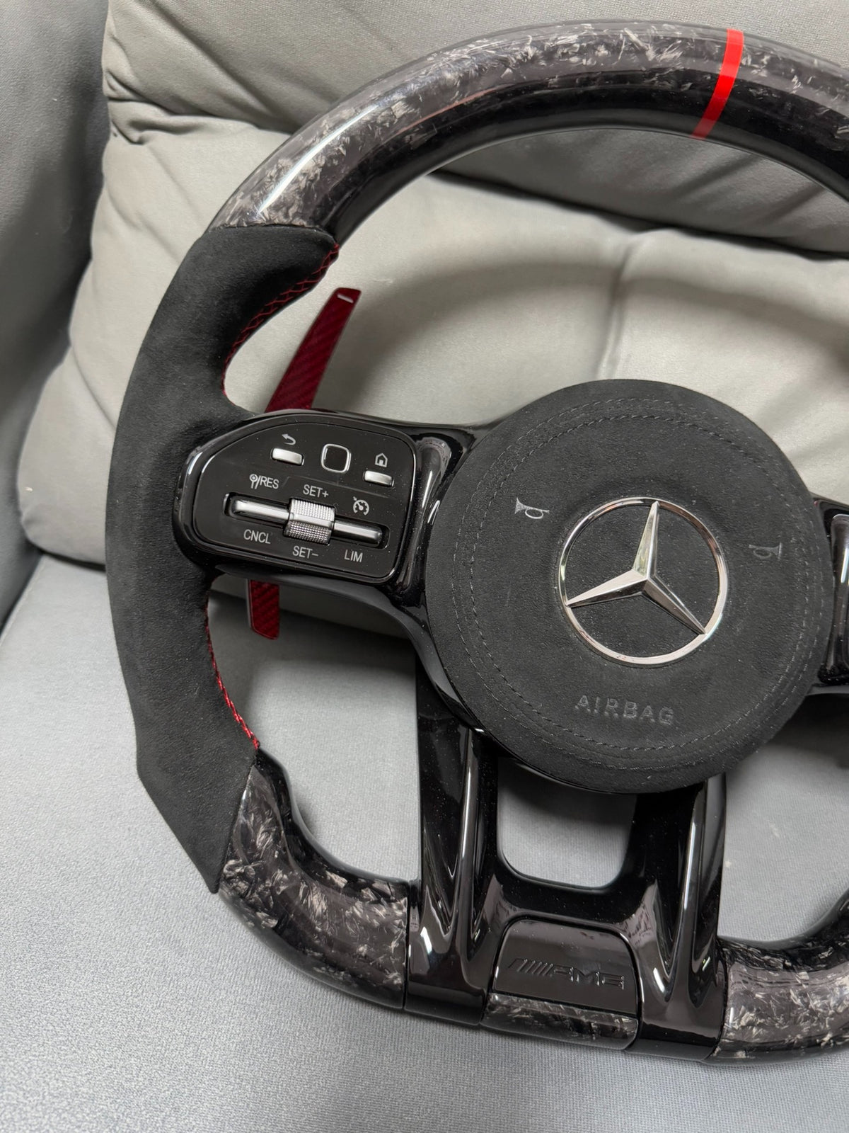 Volante Mercedes-AMG Performance de Fibra de Carbono, Alcántara Negra y Detalles Rojos con Airbag