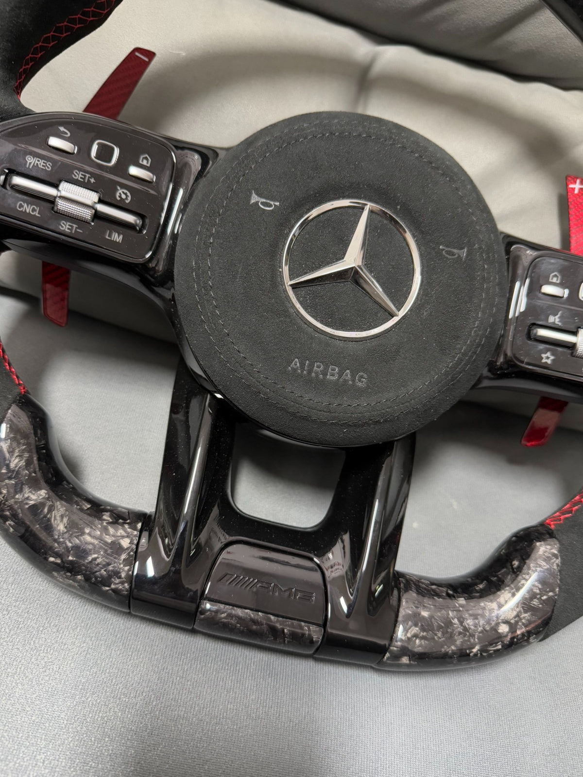 Volante Mercedes-AMG Performance de Fibra de Carbono, Alcántara Negra y Detalles Rojos con Airbag