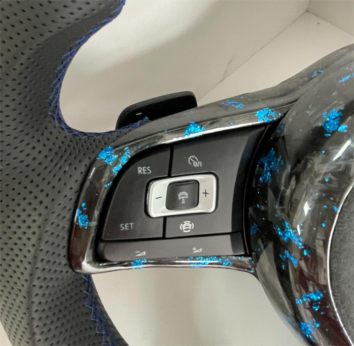 Volante Volkswagen R Deportivo en Fibra de Carbono Forjado con Detalles Azules y Cuero Perforado | Display LED, Levas, Multifunción y Airbag
