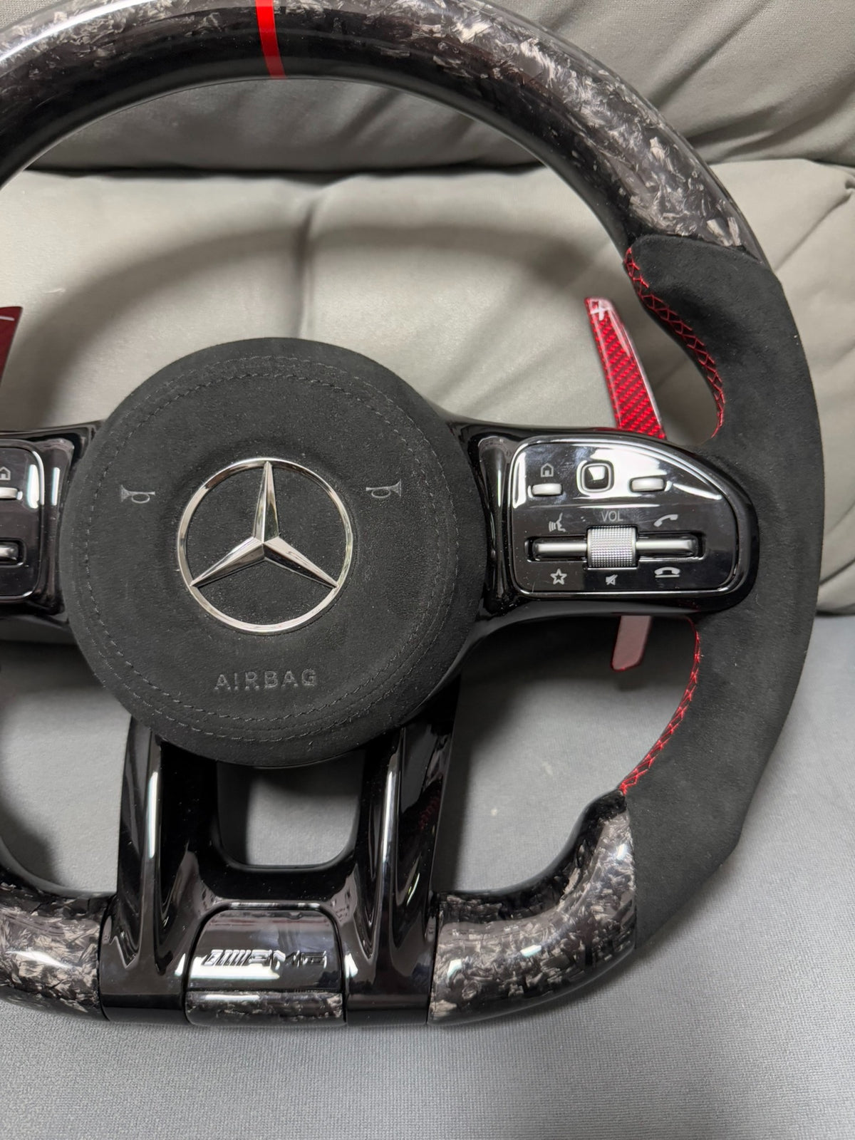 Volante Mercedes-AMG Performance de Fibra de Carbono, Alcántara Negra y Detalles Rojos con Airbag