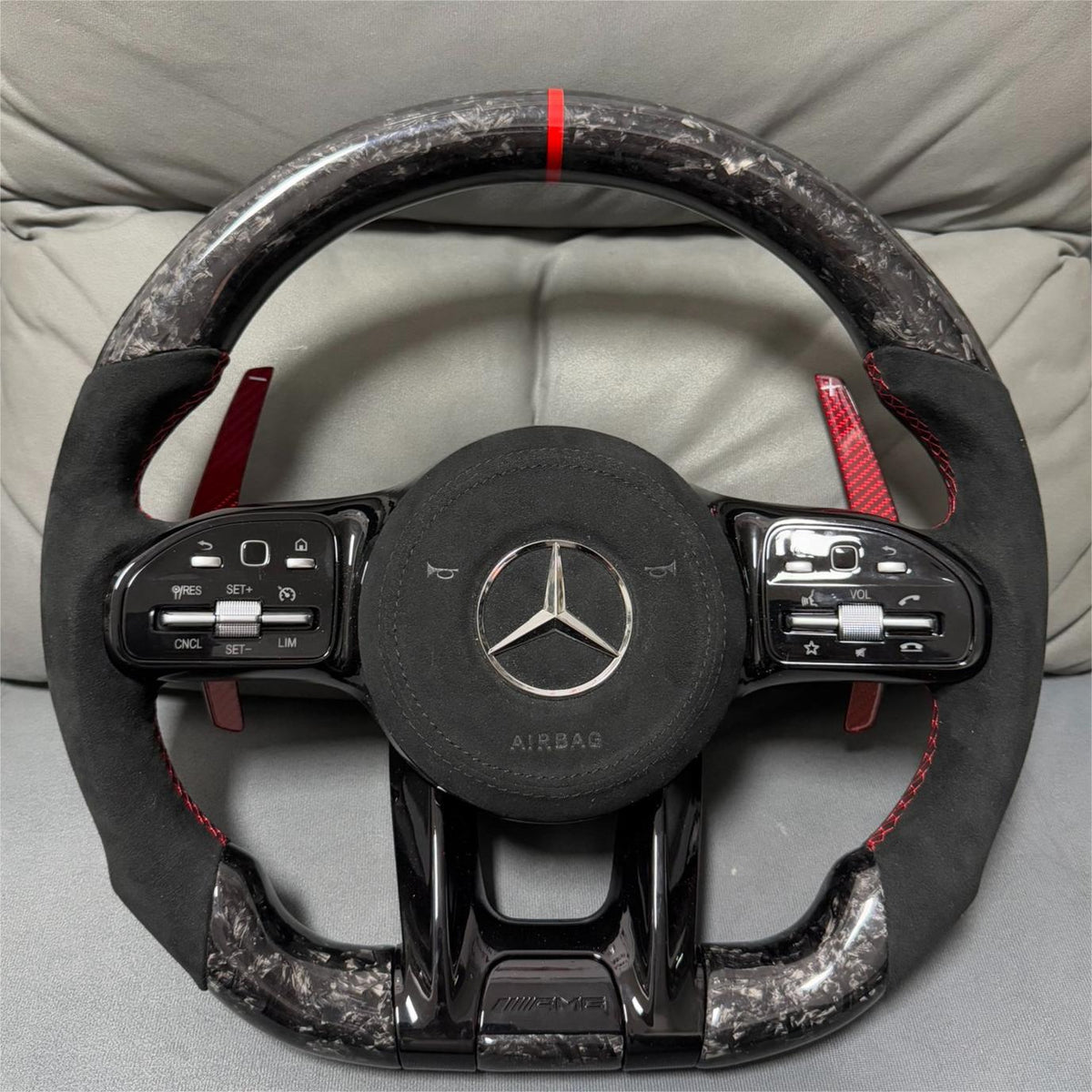 Volante Mercedes-AMG Performance de Fibra de Carbono, Alcántara Negra y Detalles Rojos con Airbag