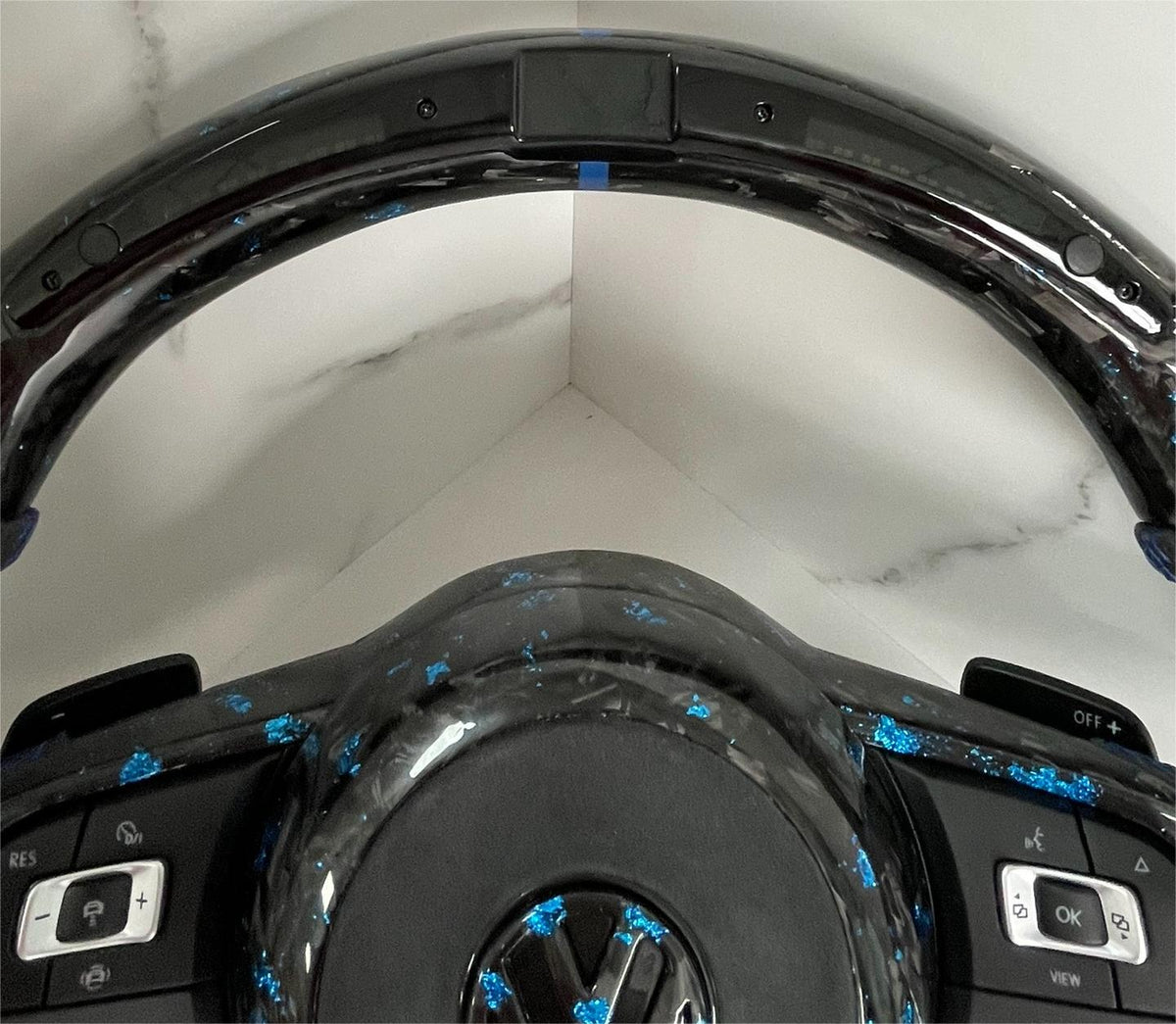 Volante Volkswagen R Deportivo en Fibra de Carbono Forjado con Detalles Azules y Cuero Perforado | Display LED, Levas, Multifunción y Airbag