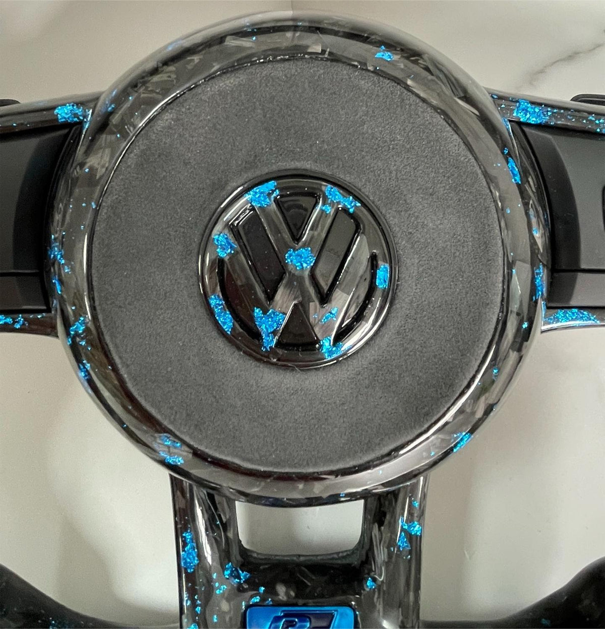 Volante Volkswagen R Deportivo en Fibra de Carbono Forjado con Detalles Azules y Cuero Perforado | Display LED, Levas, Multifunción y Airbag
