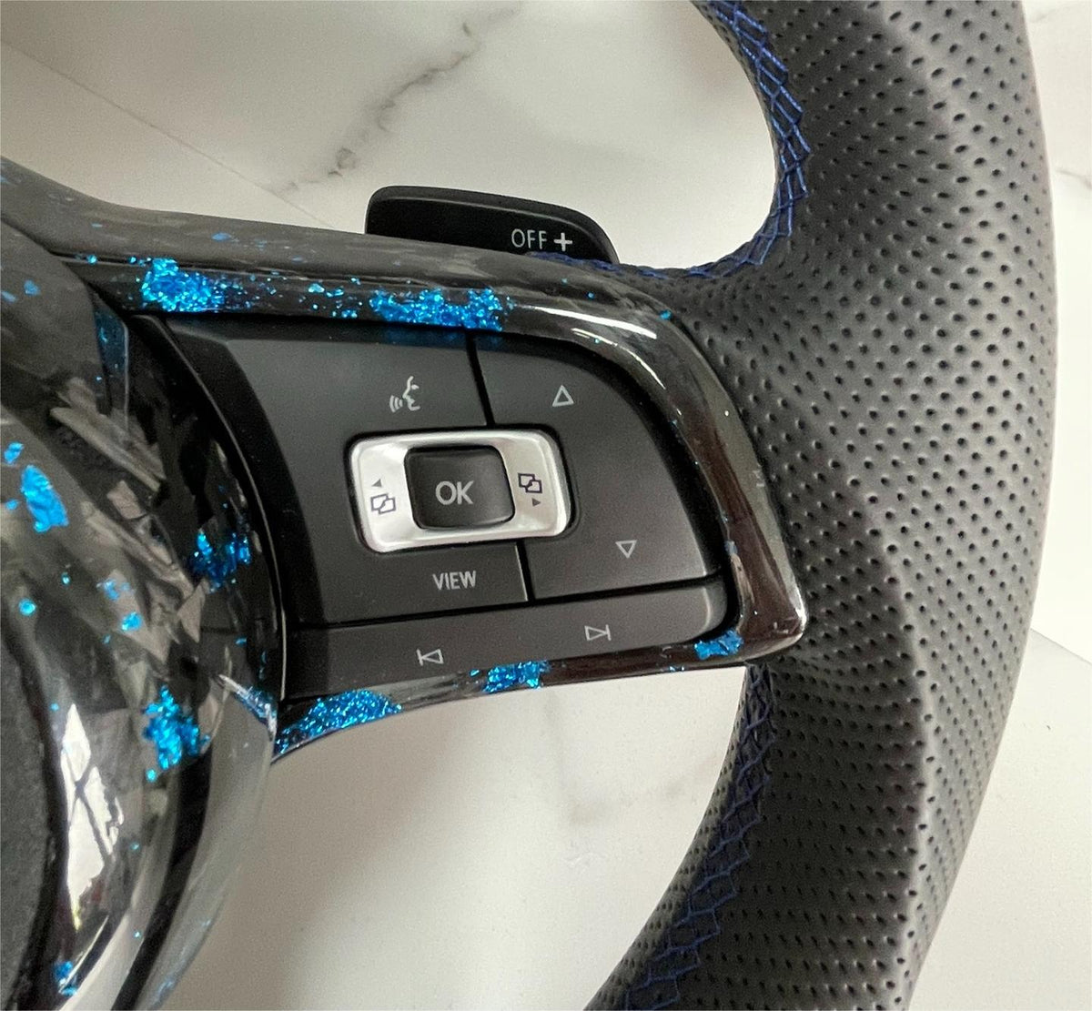 Volante Volkswagen R Deportivo en Fibra de Carbono Forjado con Detalles Azules y Cuero Perforado | Display LED, Levas, Multifunción y Airbag