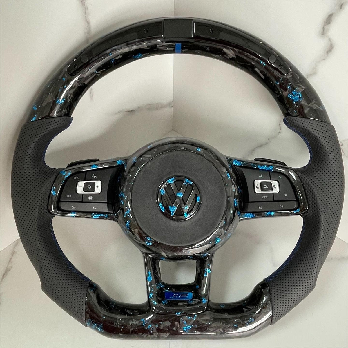 Volante Volkswagen R Deportivo en Fibra de Carbono Forjado con Detalles Azules y Cuero Perforado | Display LED, Levas, Multifunción y Airbag