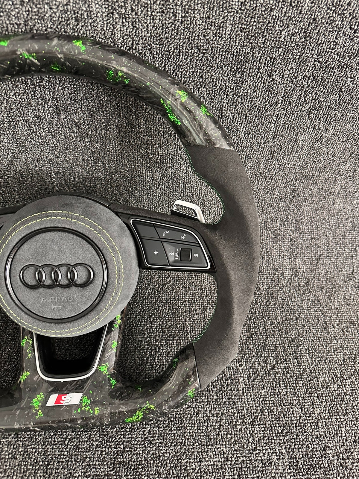 Volante Audi S deportivo en fibra de carbono forjada con detalles verdes, Alcántara y airbag incluido