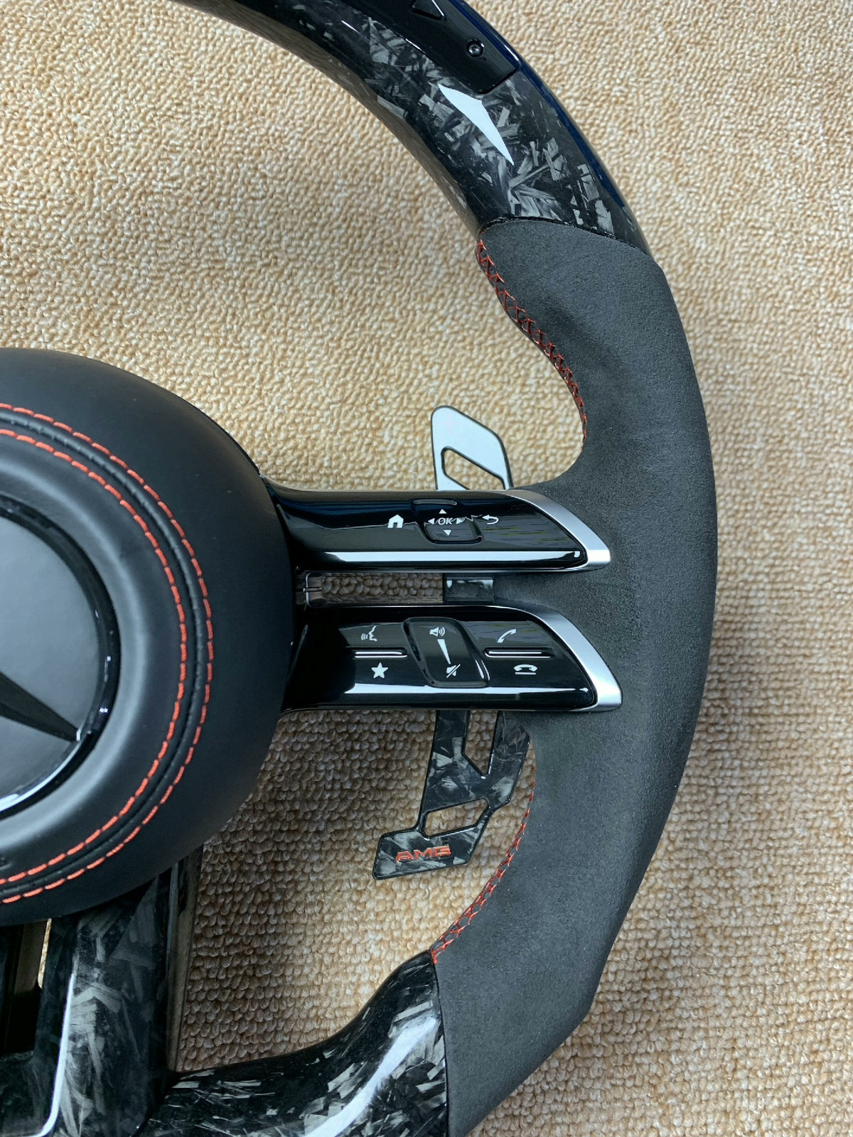 Volante Mercedes-AMG Performance en Carbono Forjado y Alcántara | Display LED, Cuatro Levas, Multifunción, Airbag y Costuras Rojas