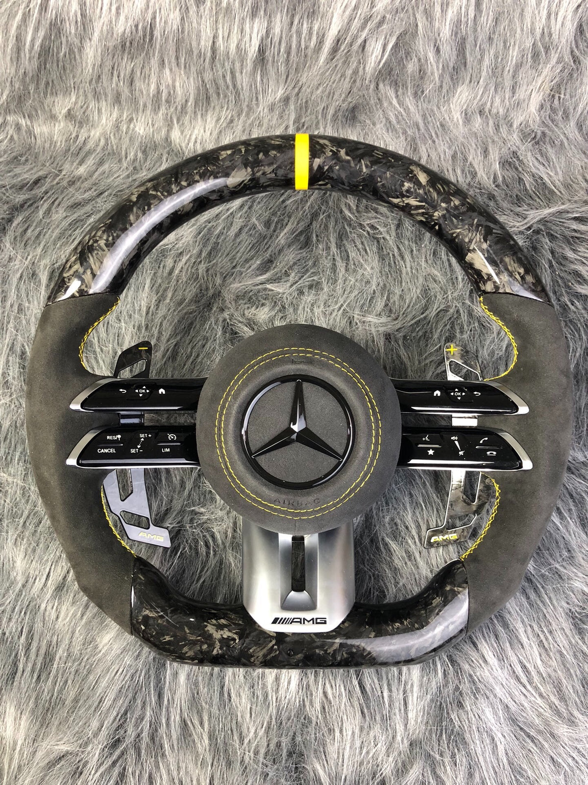 Volante Mercedes-AMG Performance en Carbono Forjado y Alcántara | Levas, Multifunción, Airbag y Detalles Amarillos