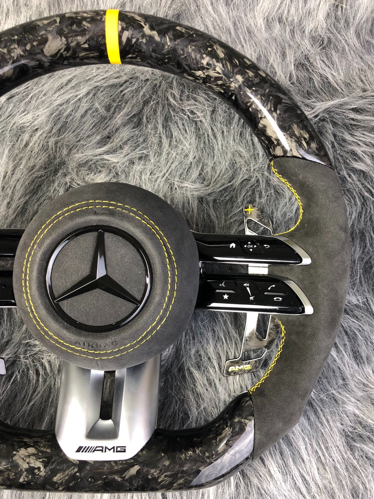 Volante Mercedes-AMG Performance en Carbono Forjado y Alcántara | Levas, Multifunción, Airbag y Detalles Amarillos
