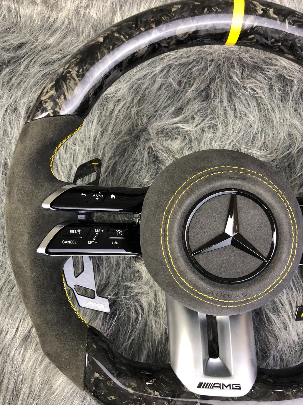 Volante Mercedes-AMG Performance en Carbono Forjado y Alcántara | Levas, Multifunción, Airbag y Detalles Amarillos