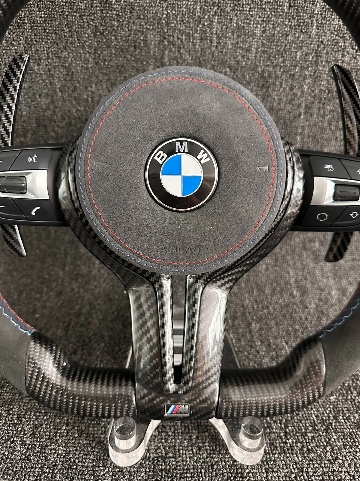 Volante BMW M Performance en Fibra de Carbono y Alcántara | Display LED, Levas de Carbono, Multifunción, Airbag y Costuras M