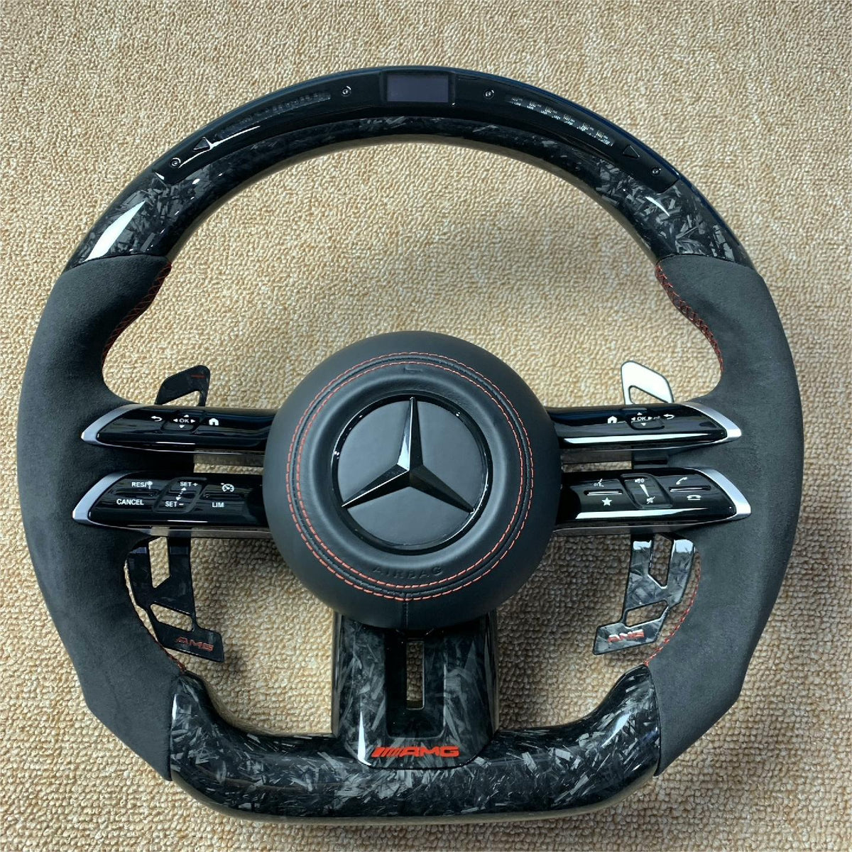 Volante Mercedes-AMG Performance en Carbono Forjado y Alcántara | Display LED, Cuatro Levas, Multifunción, Airbag y Costuras Rojas
