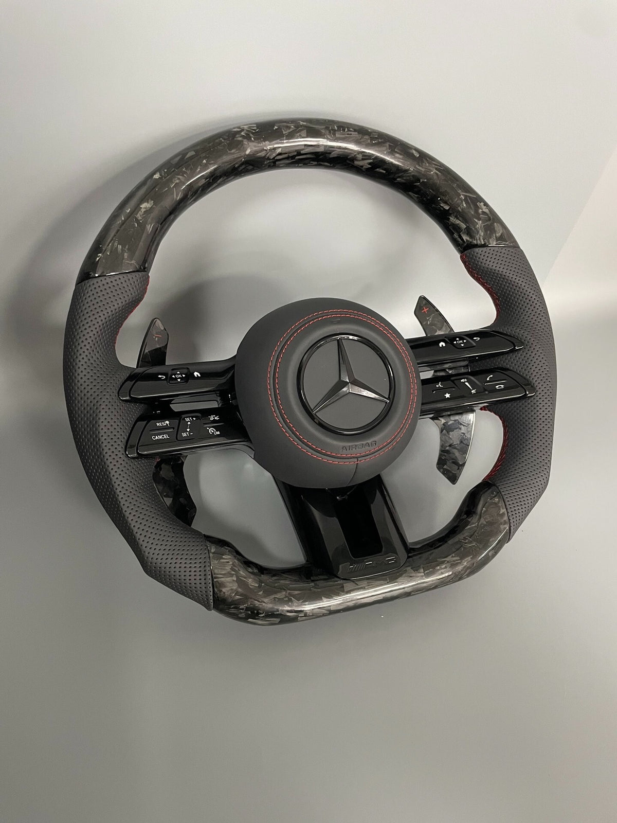 Volante Mercedes-AMG Performance en Carbono Forjado y Cuero Perforado | Cuatro Levas, Multifunción, Airbag y Costuras Rojas