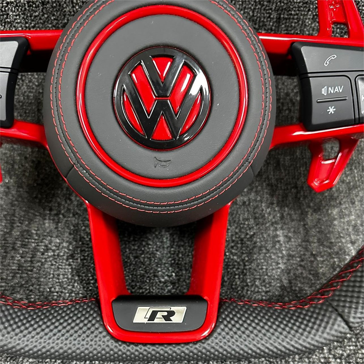 Volante Volkswagen R Deportivo en Cuero Negro Texturizado | Levas Rojas, Multifunción, Airbag y Marcador Central Rojo