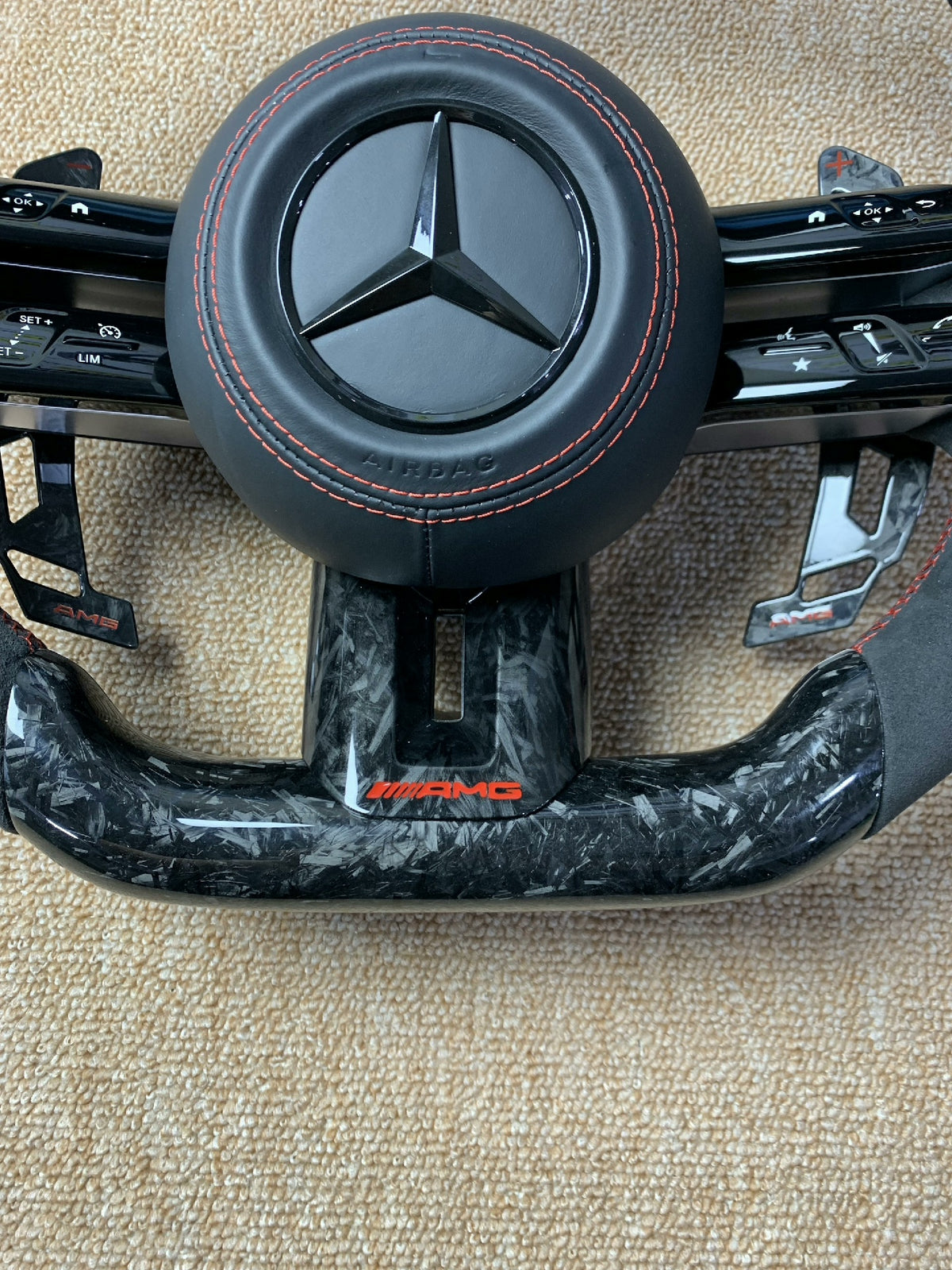 Volante Mercedes-AMG Performance en Carbono Forjado y Alcántara | Display LED, Cuatro Levas, Multifunción, Airbag y Costuras Rojas