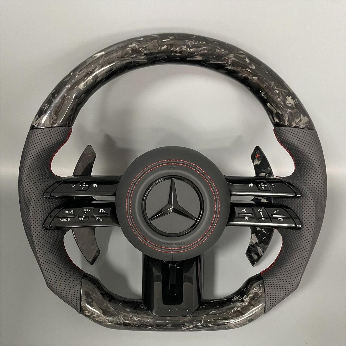 Volante Mercedes-AMG Performance en Carbono Forjado y Cuero Perforado | Cuatro Levas, Multifunción, Airbag y Costuras Rojas