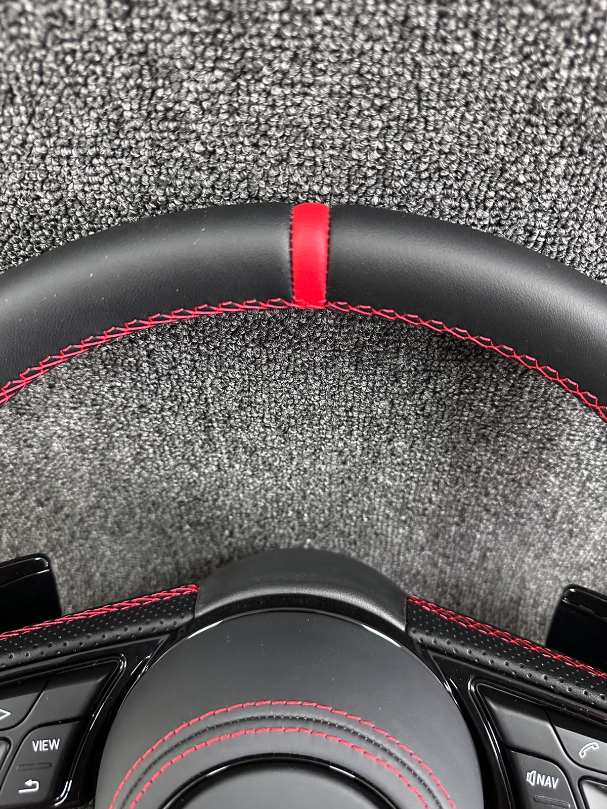 Volante Audi RS Deportivo en Negro Perforado con Levas, Multifunción y Costuras Rojas