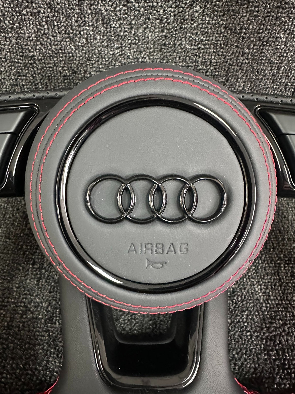 Volante Audi RS Deportivo en Negro Perforado con Levas, Multifunción y Costuras Rojas