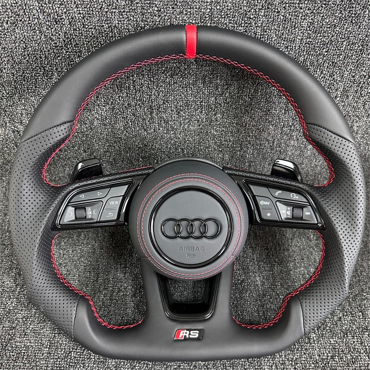 Volante Audi RS Deportivo en Negro Perforado con Levas, Multifunción y Costuras Rojas