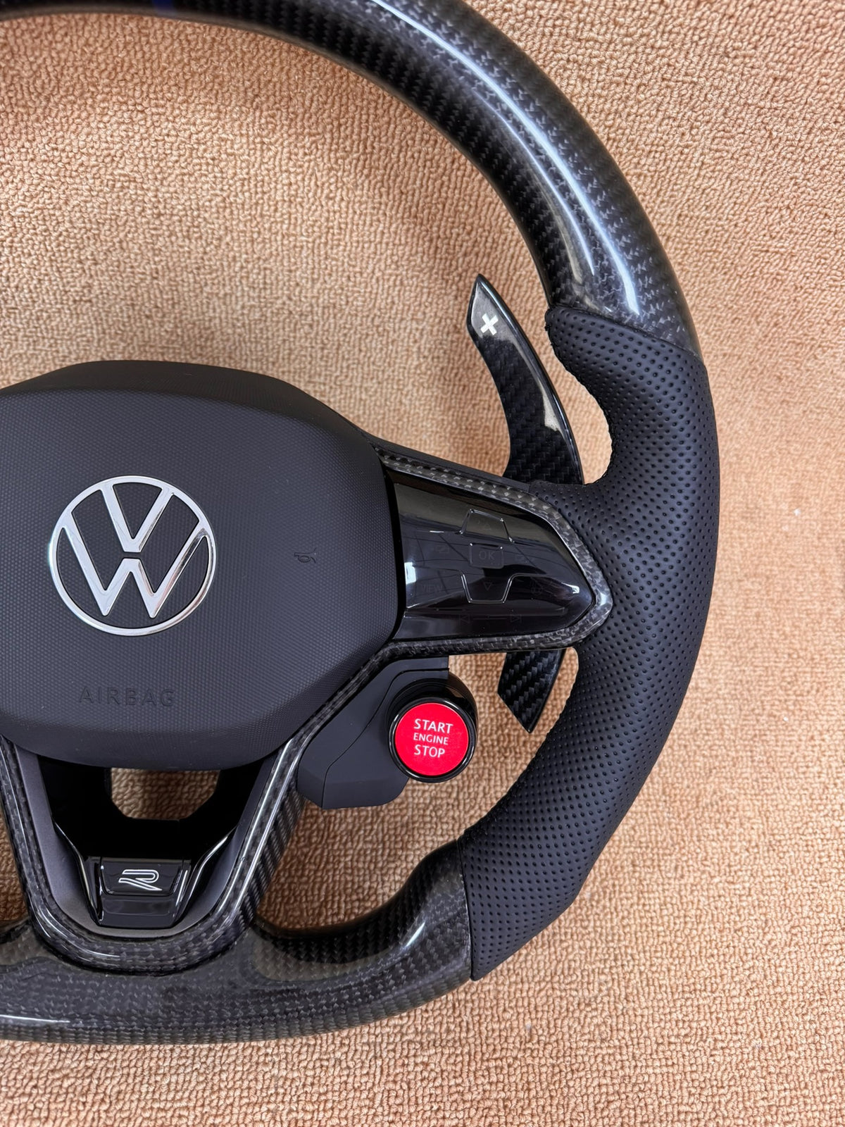 Volante Deportivo Volkswagen R-Line de Fibra de Carbono y Cuero Perforado con Mandos Multifunción