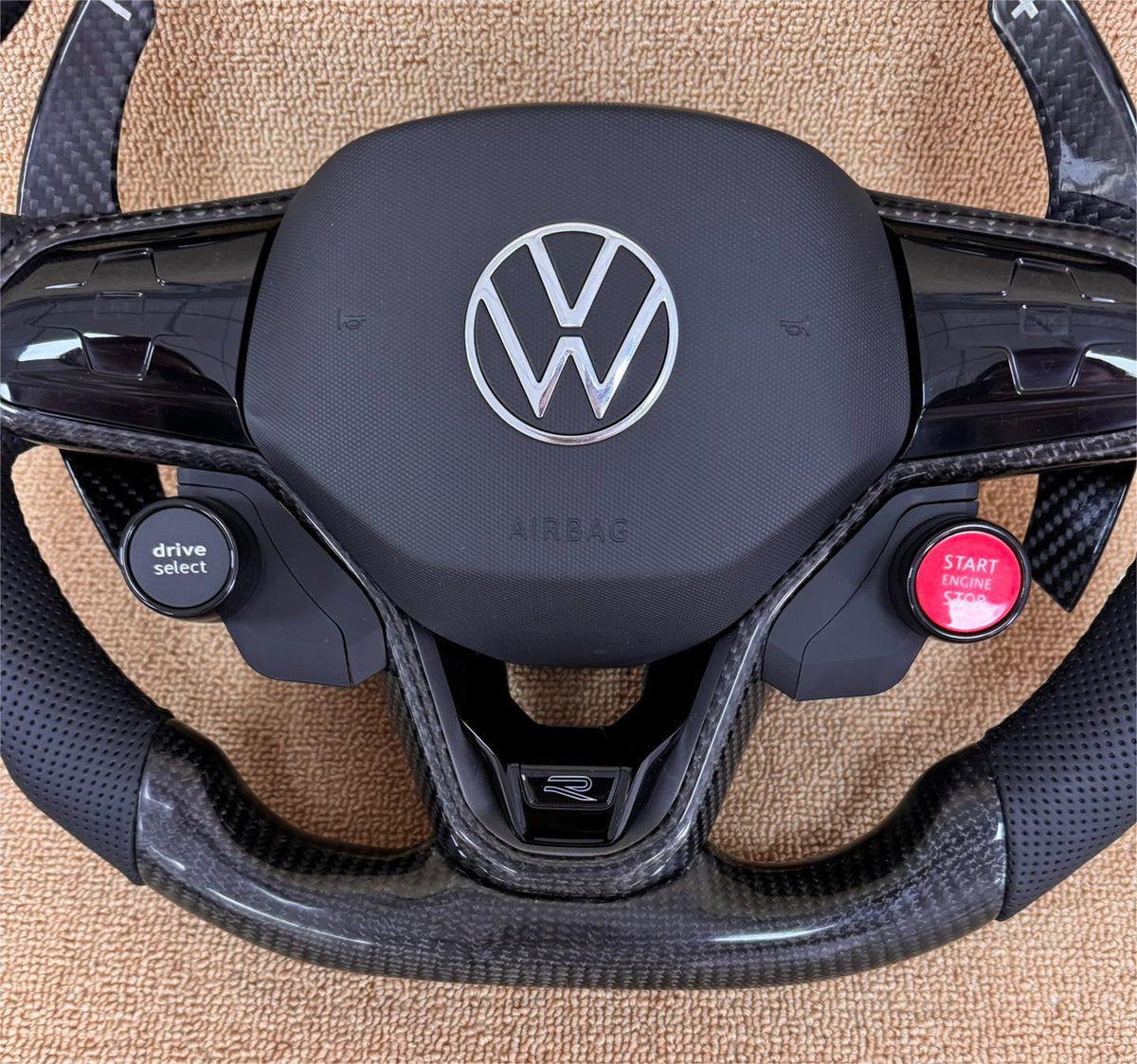 Volante Deportivo Volkswagen R-Line de Fibra de Carbono y Cuero Perforado con Mandos Multifunción