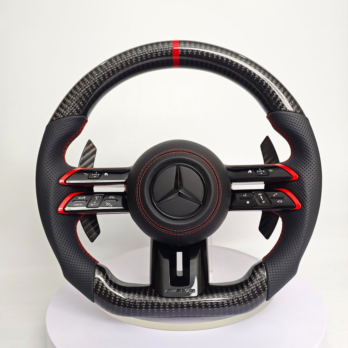 Volante Mercedes-AMG Performance de Fibra de Carbono, Cuero Perforado, Costura Roja, Levas y Mandos Multifunción