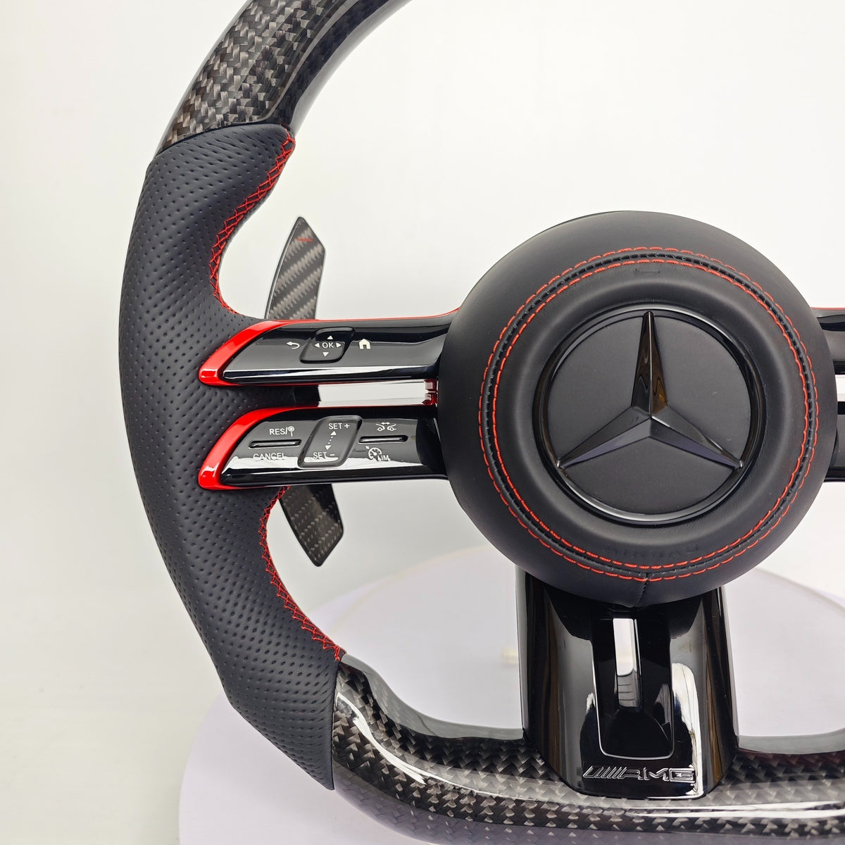 Volante Mercedes-AMG Performance de Fibra de Carbono, Cuero Perforado, Costura Roja, Levas y Mandos Multifunción