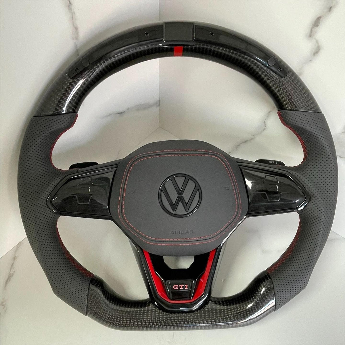 Volante Volkswagen Golf GTI Performance en Fibra de Carbono, Cuero Perforado, Levas y Costuras Rojas