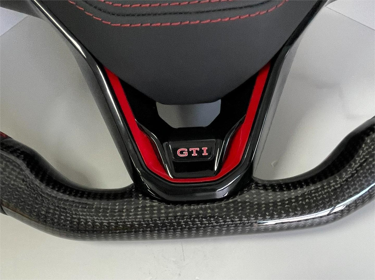 Volante Volkswagen Golf GTI Performance en Fibra de Carbono, Cuero Perforado, Levas y Costuras Rojas