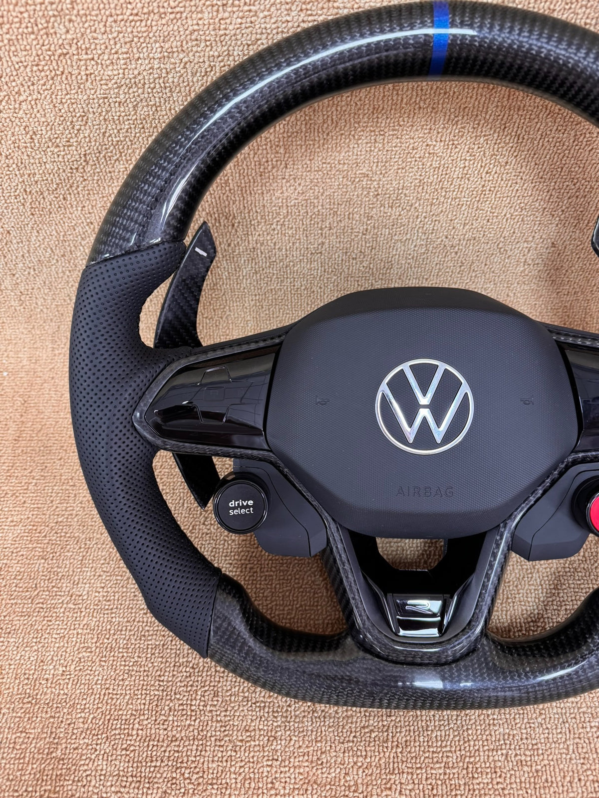 Volante Deportivo Volkswagen R-Line de Fibra de Carbono y Cuero Perforado con Mandos Multifunción