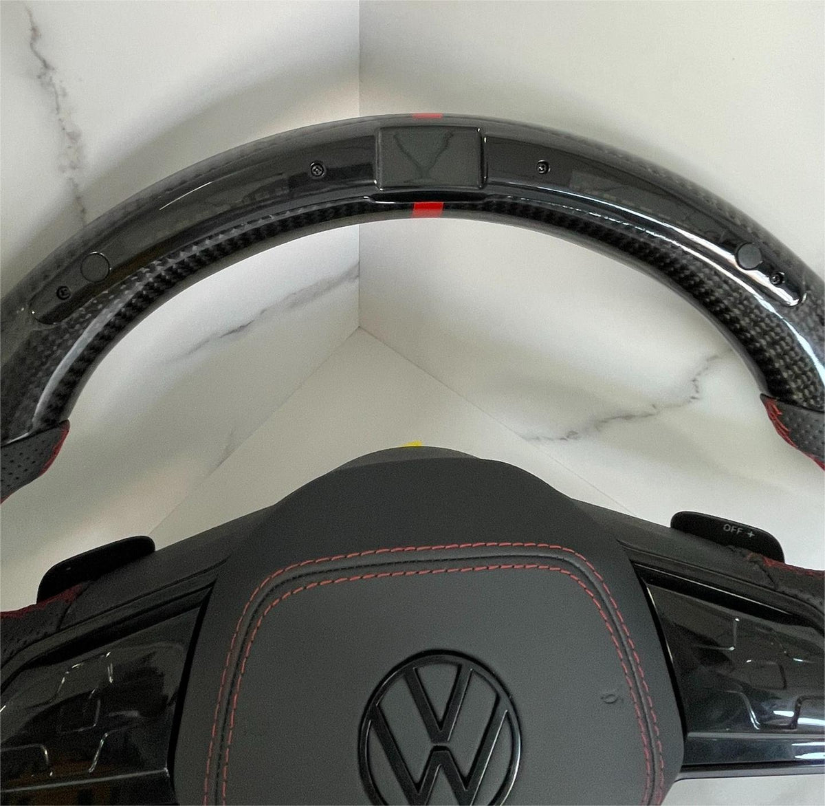 Volante Volkswagen Golf GTI Performance en Fibra de Carbono, Cuero Perforado, Levas y Costuras Rojas