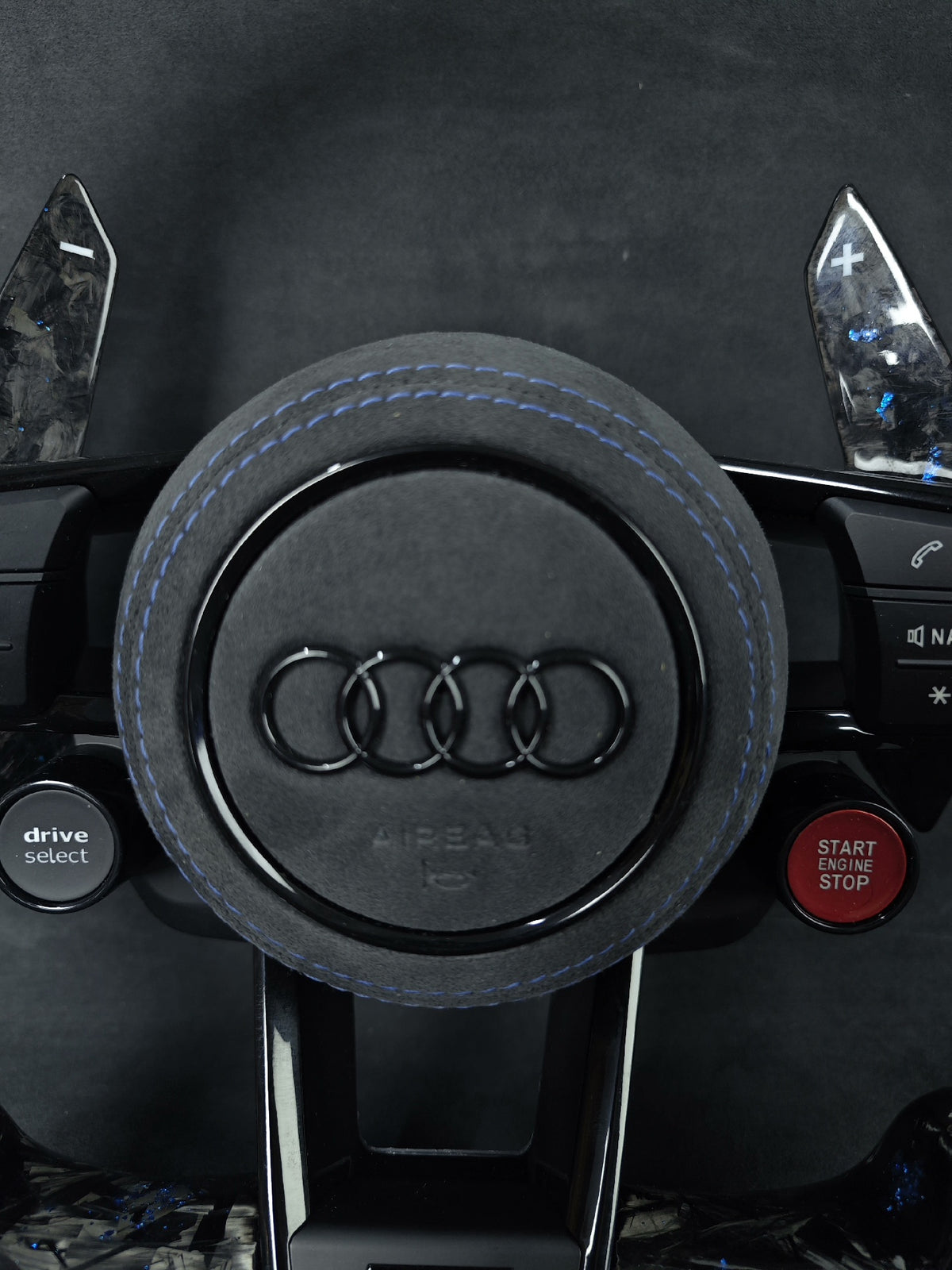 Volante Audi RS en Alcantara Negra con Fibra de Carbono Azul, Levas y Multifunción