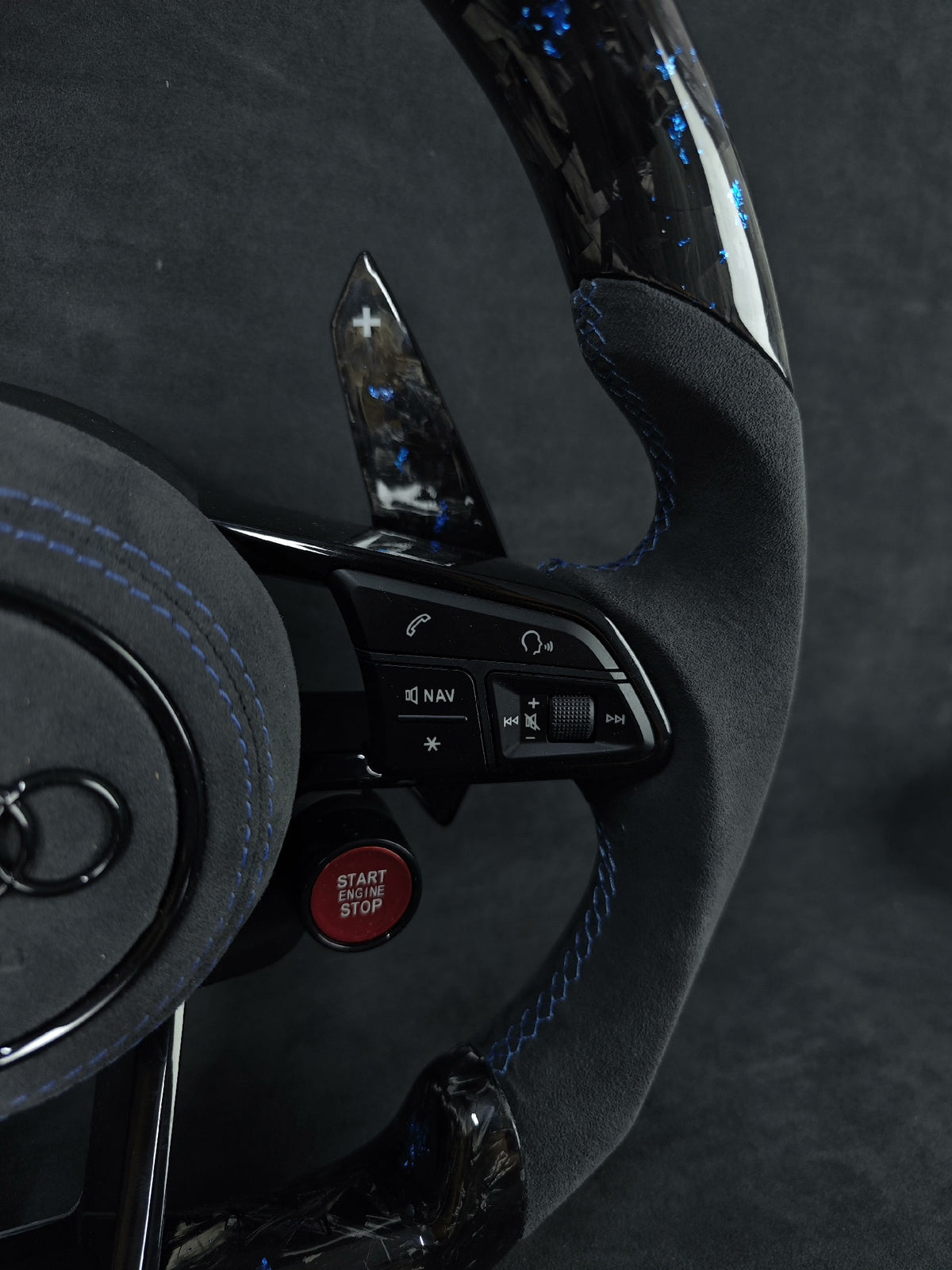 Volante Audi RS en Alcantara Negra con Fibra de Carbono Azul, Levas y Multifunción