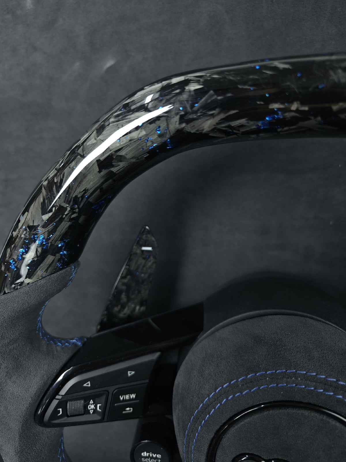 Volante Audi RS en Alcantara Negra con Fibra de Carbono Azul, Levas y Multifunción
