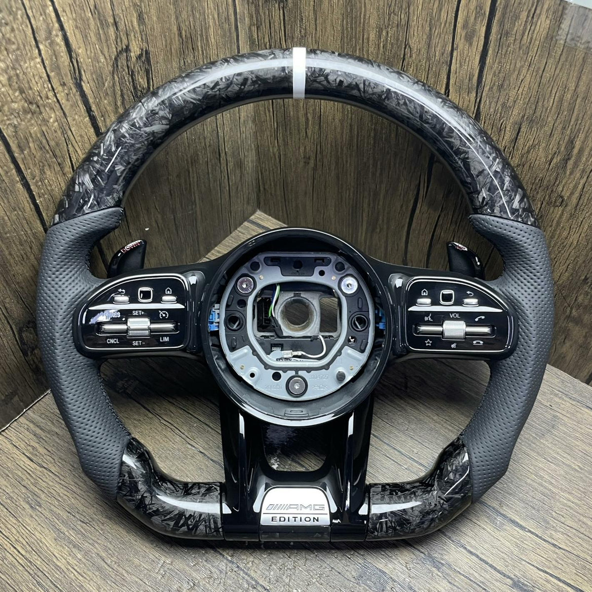 Volante Mercedes-AMG Edition en Carbono Negro, Cuero Perforado, Levas y Multifunción