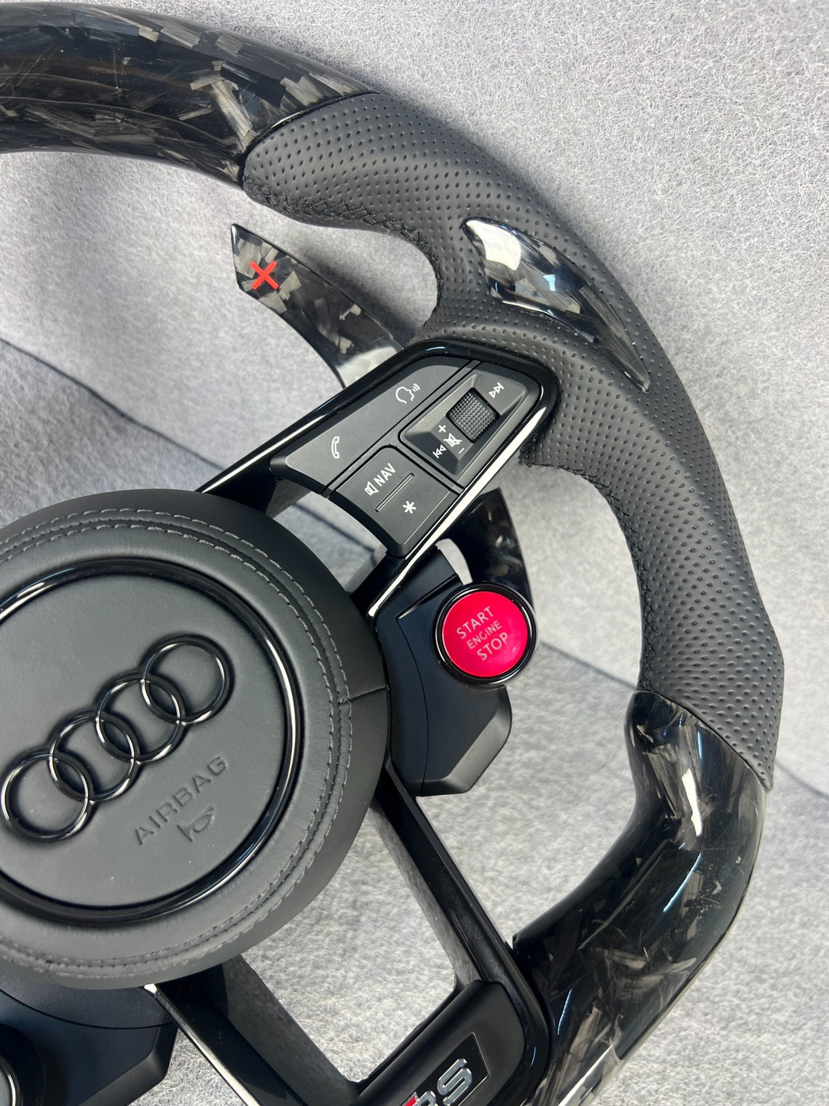 Volante Audi RS Performance en Fibra de Carbono y Cuero Perforado con Levas, Multifunción y Start/Stop