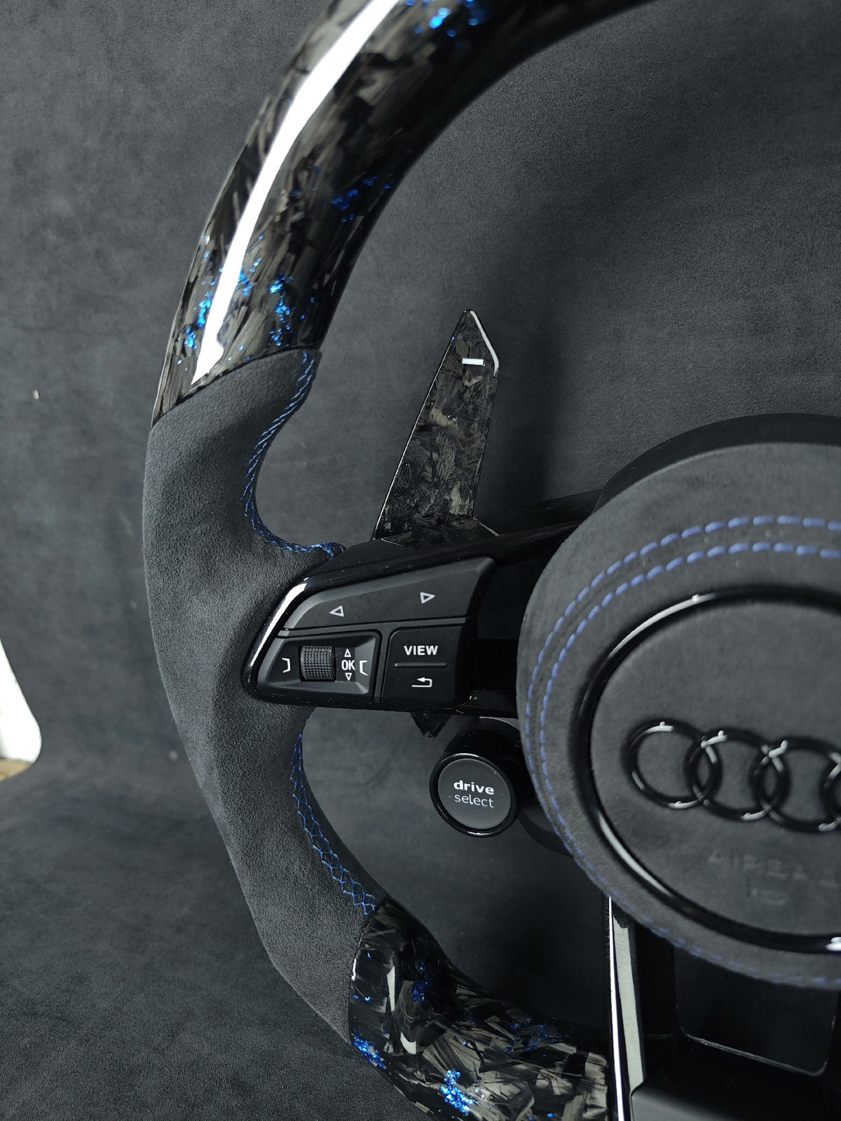 Volante Audi RS en Alcantara Negra con Fibra de Carbono Azul, Levas y Multifunción