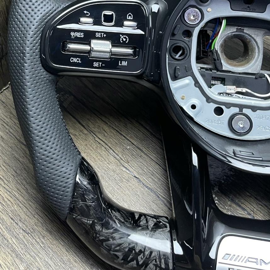 Volante Mercedes-AMG Edition en Carbono Negro, Cuero Perforado, Levas y Multifunción