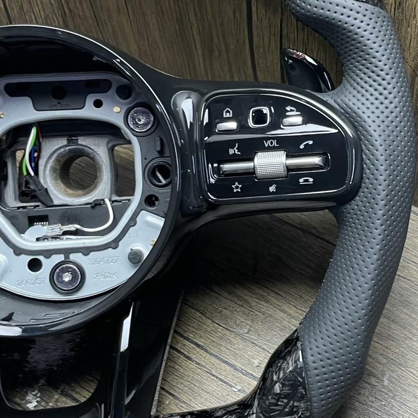Volante Mercedes-AMG Edition en Carbono Negro, Cuero Perforado, Levas y Multifunción