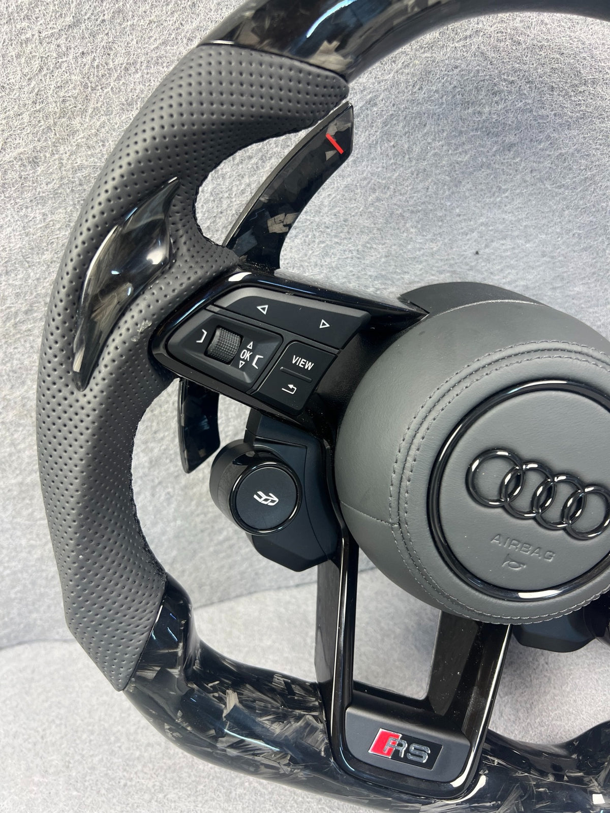 Volante Audi RS Performance en Fibra de Carbono y Cuero Perforado con Levas, Multifunción y Start/Stop