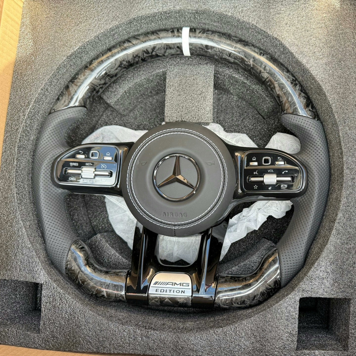 Volante Mercedes-AMG Edition en Carbono Negro, Cuero Perforado, Levas y Multifunción
