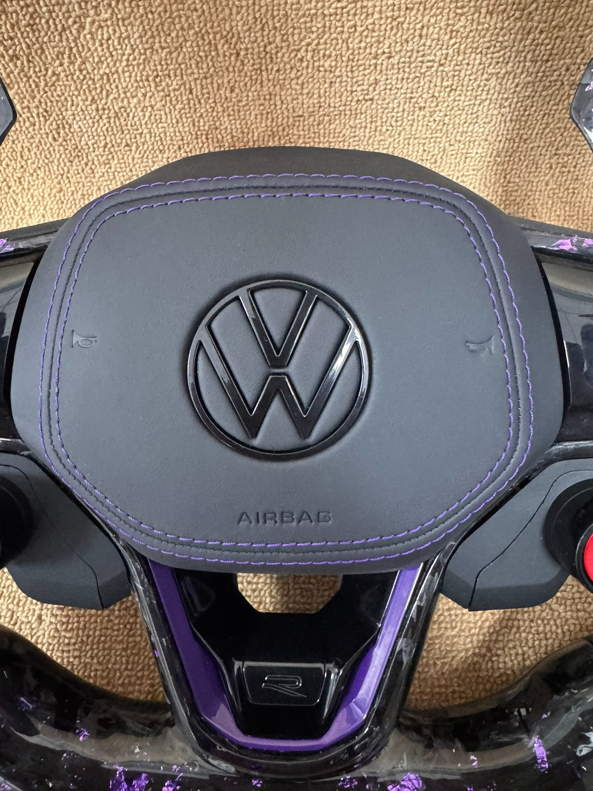 Volante Volkswagen R Performance Personalizado en Carbono Negro y Morado con Levas, Multifunción, Drive Select y Start/Stop