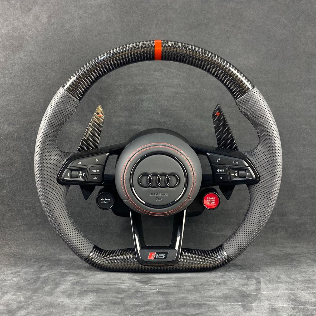 Volante Audi RS Performance en Fibra de Carbono, Cuero Perforado, Levas y Multifunción