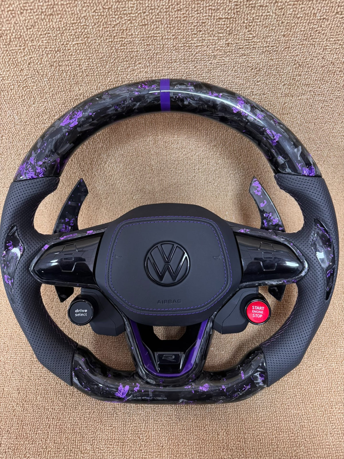 Volante Volkswagen R Performance Personalizado en Carbono Negro y Morado con Levas, Multifunción, Drive Select y Start/Stop